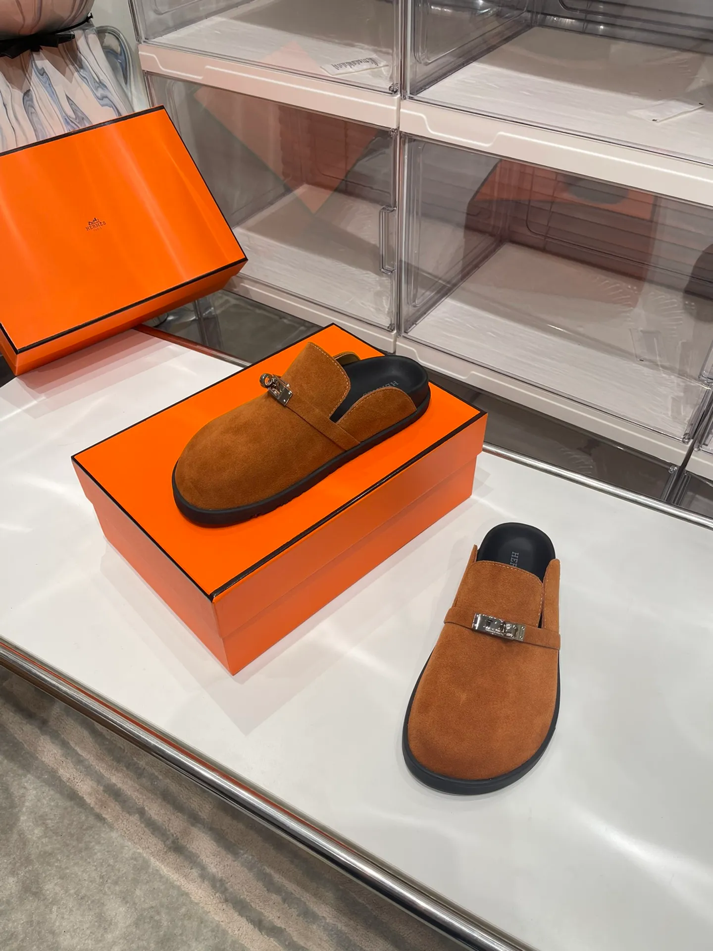 [H Family Hermès] P: 540💰 Size: Male 39-44 (45 46 customized) Female 35-40 (41 42 customized) HERMES Hermès latest kelly buckle couple style Birkenstock slippers, classic family language design! It looks good no matter how you match it! Casual and high-end feeling, the comfort is also great, paired with a variety of colorful socks, it gives a trendy and high-end feel ●Upper: imported cow suede ●Inner: imported sheepskin ●Foot pads: imported mixed sheepskin ●Outsole: Tpu non-slip and wear-resistant outsole